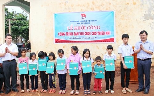 Đồng chí Nguyễn Anh Tuấn - Bí thư thường trực Trung ương Đoàn trao học bổng cho các em học sinh nghèo vượt khó